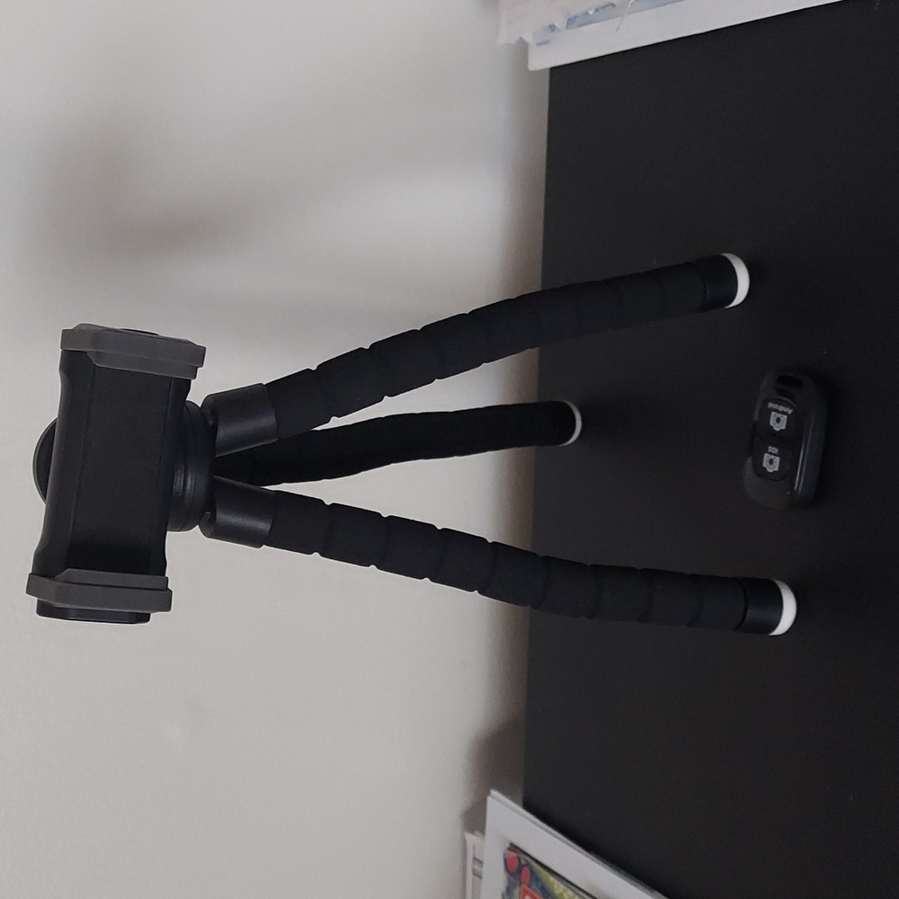 Universal TRIPOD with remote control